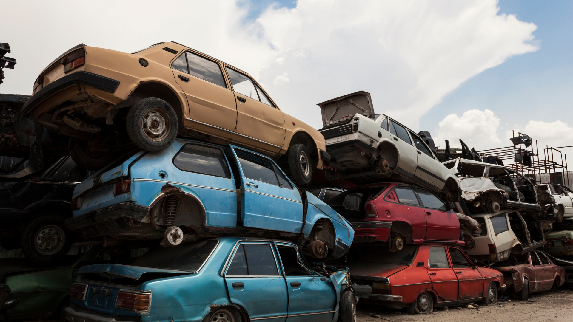 Sloopauto’s die worden verwerkt voor hergebruik van onderdelen en metalen