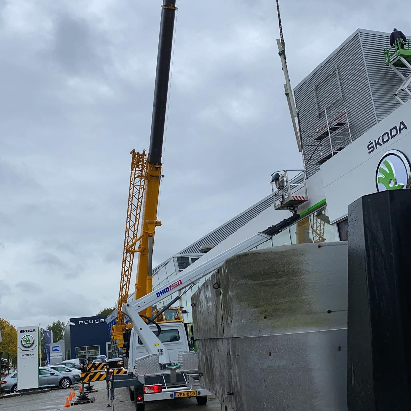PWH Metalen haalt oud ijzer en metalen op bij een industriële locatie