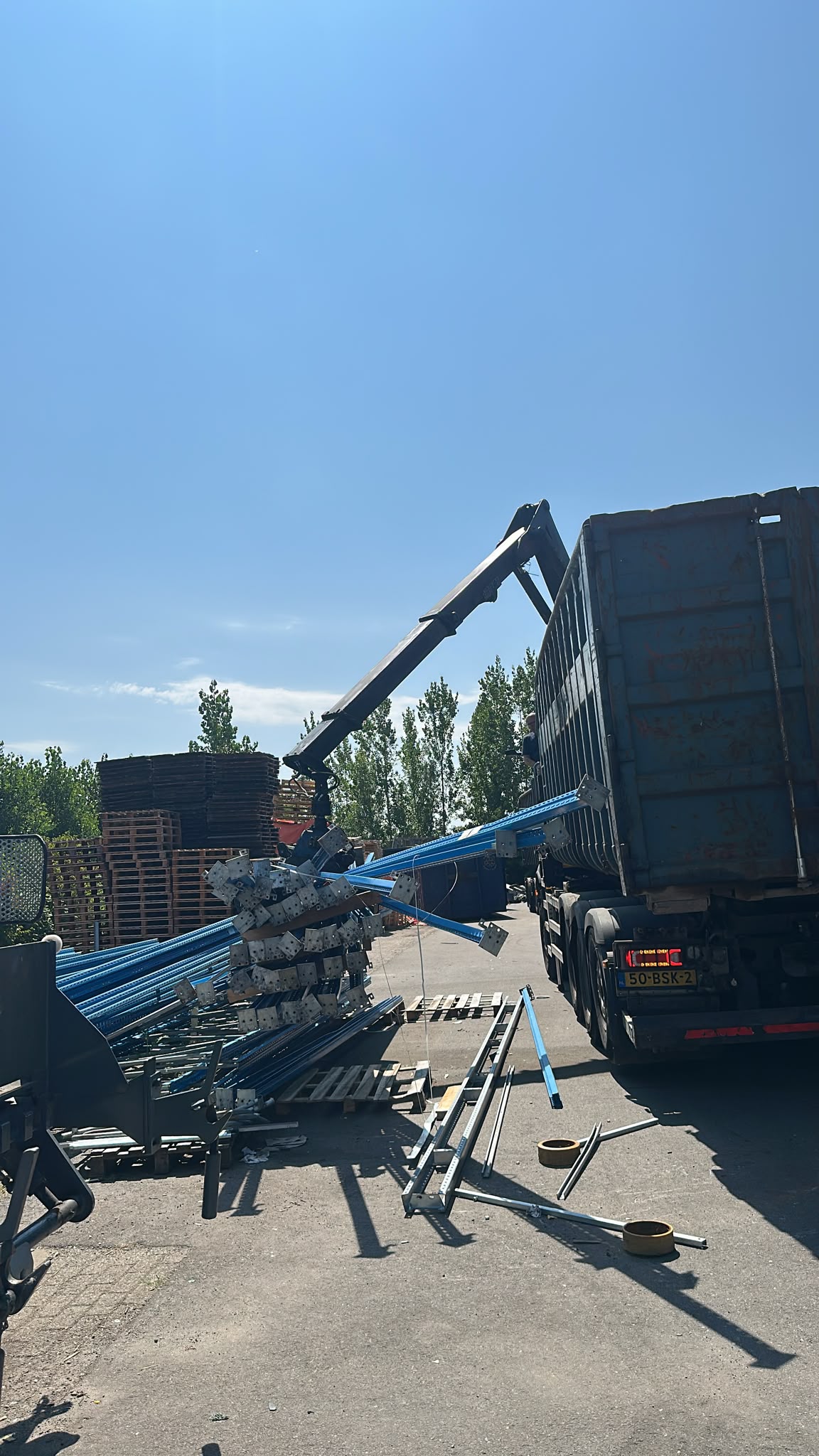 Zakelijke metaalafvoer met vrachtwagen en kraan van PWH Metalen