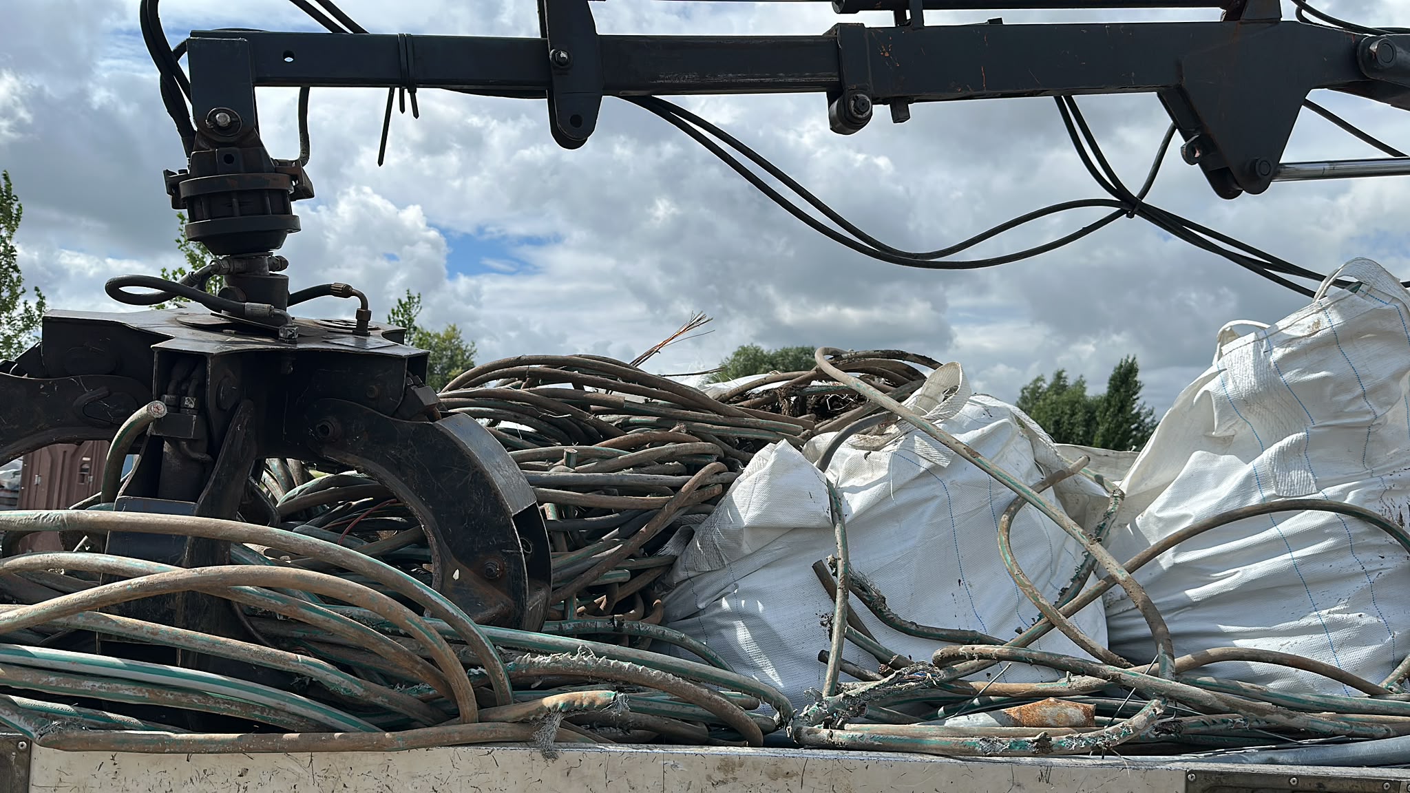 Oude kabels worden met een kraan geladen voor metaalrecycling