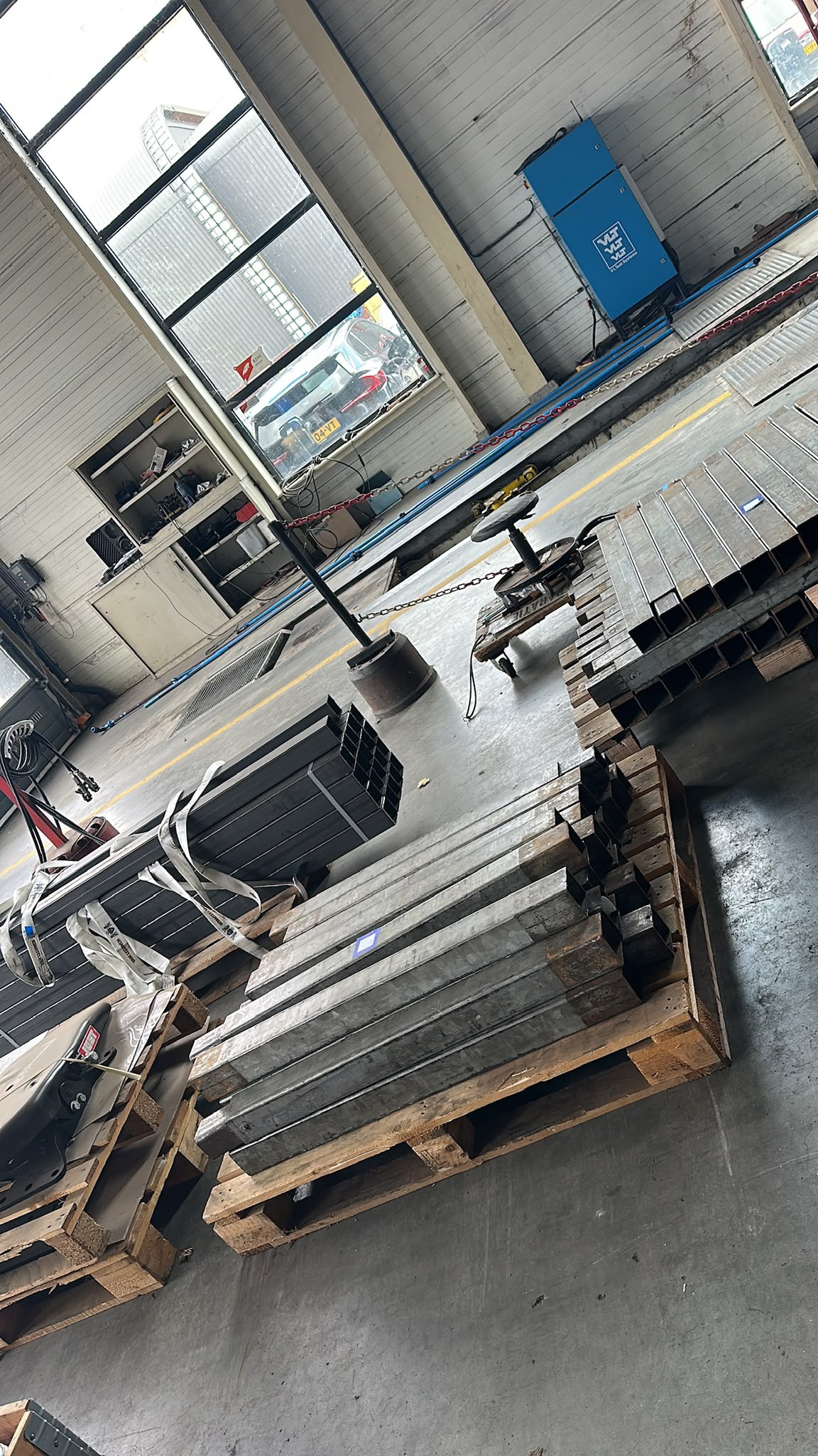 Metalen profielen en oud ijzer in een werkplaats van PWH Metalen