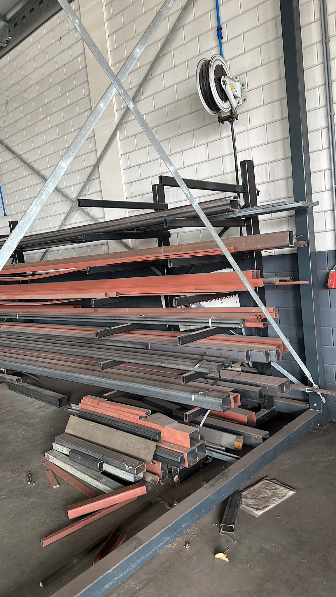 Metalen profielen en oud ijzer klaar voor afvoer door PWH Metalen